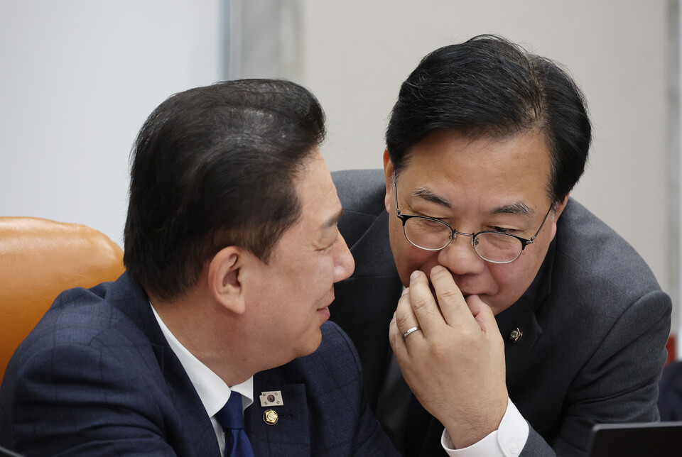 18일 서울 여의도 국회에서 열린 운영위원회 전체회의에서 더불어민주당 김병기 원내대표와 국민의힘 송언석 원내대표가 대화하고 있다. 사진=연합뉴스