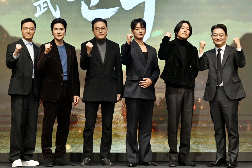 18일 오후 서울 구로구 더세인트웨딩에서 열린 KBS2 대하드라마 ‘문무’ 제작보고회에서 PD와 배우들이 포즈를 취하고 있다. 왼쪽부터 배우 정웅인·김강우, 김영조 PD, 배우 이현욱·장혁·조성하. (2025.11.18) 사진=KBS