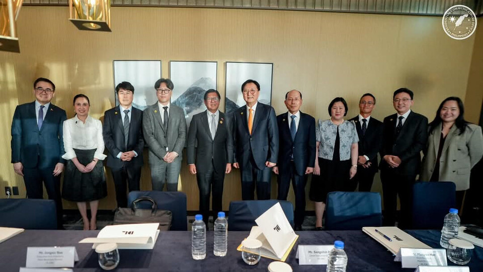 지난 1일 부산에서 박상신 DL이앤씨 대표가 페르디난드 마르코스 주니어 필리핀 대통령과 만나 사진을 찍고 있다. 왼쪽 다섯 번째부터 페르디난드 마르코스 주니어 필리핀 대통령, 박상신 DL이앤씨 대표, 유재호 DL이앤씨 플랜트사업본부장, 버나뎃 테레세 페르난데스(Bernadette Therese C. Fernandez) 주한 필리핀 대사. 사진=DL이앤씨