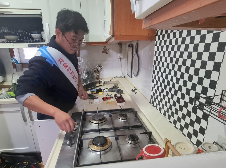 삼천리가 취약계층에 가스타이머콕을 설치하고 있다. 사진=삼천리