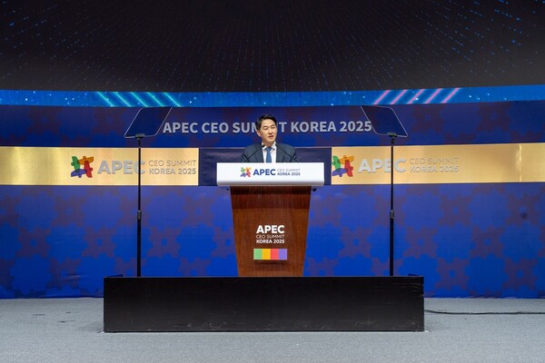오경석 두나무 대표가 29일 경주예술의전당 화랑홀에서 열린 ‘APEC CEO 서밋 코리아 2025’에서 ‘통화와 글로벌 금융시장의 미래’를 주제로 기조연설을 하고 있다. 사진=두나무