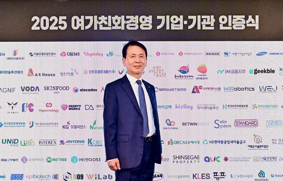 임대순 DBCAS 대표가 지난 5일 서울 강남구 가빈아트홀에서 열린 ‘2025년 여가친화경영 기업,기관 인증식’에서 기념촬영을 하고 있다. 사진=DBCAS