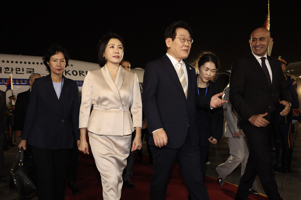 이집트를 공식 방문한 이재명 대통령과 김혜경 여사가 19일(현지시간) 카이로 국제공항에 도착한 공군 1호기에서 내려 이동하고 있다. 사진=연합뉴스