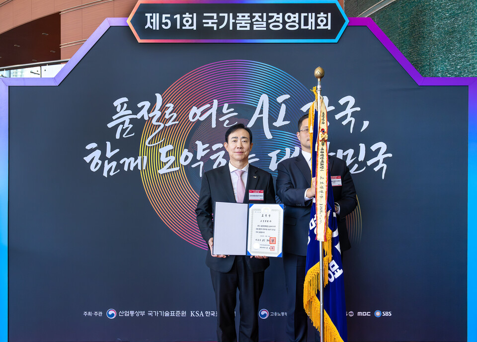 조대규 교보생명 대표이사 사장(사진 왼쪽)이 지난 19일 서울 삼성동 코엑스에서 열린 제51회 국가품질경영대회에서 지속가능경영 부문 대통령 표창을 수상한 뒤 기념촬영을 하고 있다. 사진=교보생명