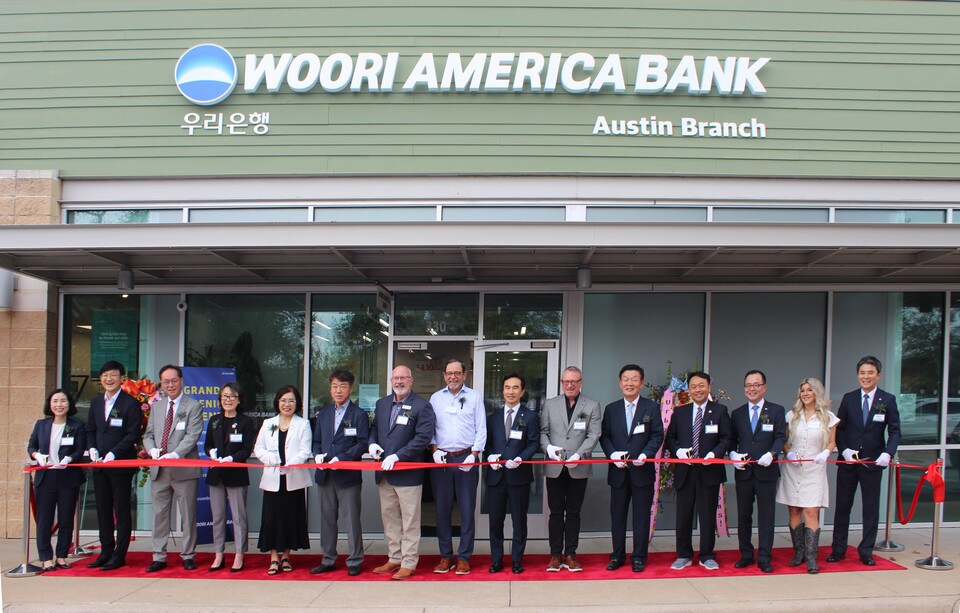 지은현 코리아텍사스포럼 대표(왼쪽 4번째), 이옥희 오스틴 한인회장(왼쪽 5번째), 에릭보이스 시더파크 시의원(왼쪽 7번째), 데이브 포터 윌리암슨카운티 경제개발청 이사(왼쪽 8번째), 류형진 우리은행 글로벌그룹장(왼쪽 9번째), 마크듀발 오스틴 아시안상공회의소 CEO(왼쪽 10번째), 이태훈 우리아메리카은행 법인장(왼쪽 13번째)이 관계자들과 미국 텍사스주 오스틴지점 개점행사에서 기념촬영을 하고 있다. 사진=우리은행