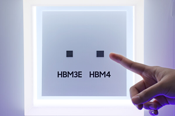 지난달 서울 강남구 코엑스에서 열린 '반도체대전(SEDEX) 2025'에 마련된 삼성전자 부스에 6세대 고대역폭 메모리인 HBM4와 HBM3E 실물이 전시돼있다.  사진=연합