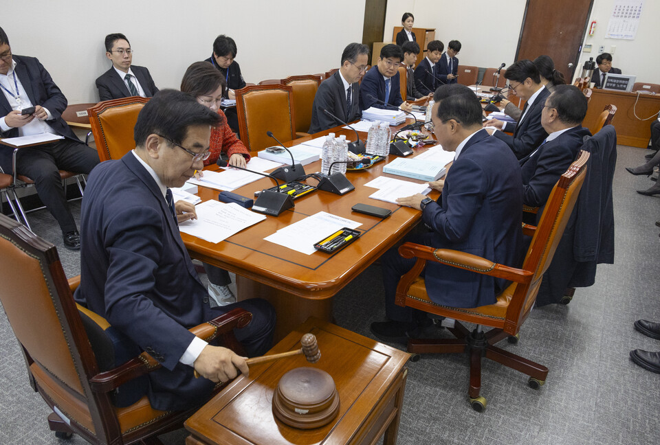 국회 기획재정위원회 예산결산기금심사소위원회 위원장인 더불어민주당 정일영 의원이 17일 서울 여의도 국회에서 소위 회의를 개회하고 있다. 사진=연합뉴스