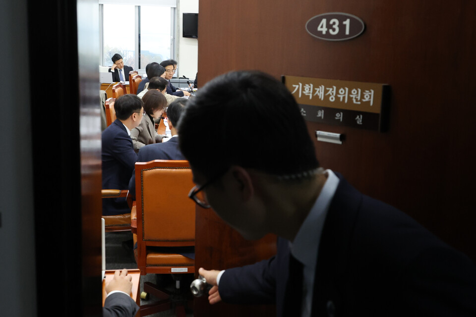 24일 서울 여의도 국회 기획재정위원회에서 조세특례제안법 개정안 등 안건을 심사하기 위한 조세소위원회의가 열리고 있다. 본격적인 심사가 시작되자 회의가 비공개로 전환되고 있다. 사진=연합뉴스