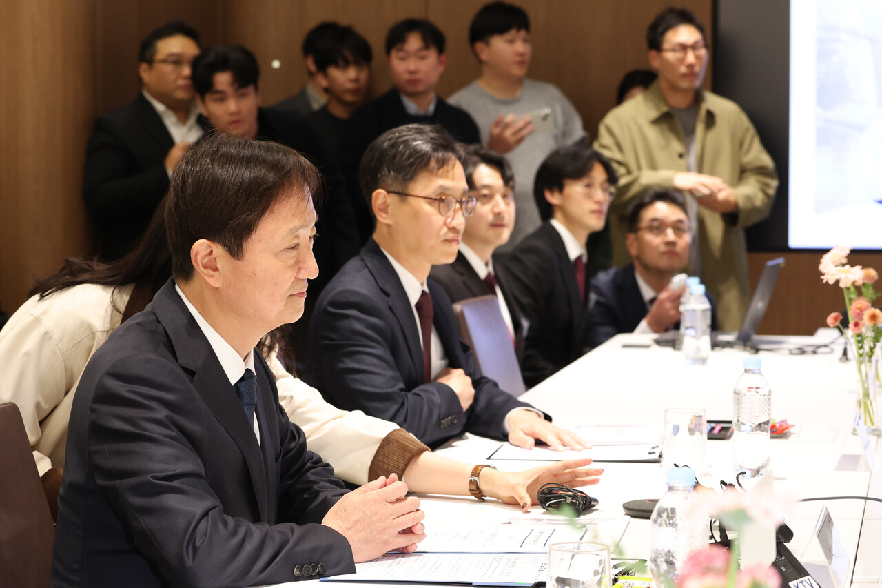 이찬진 금융감독원장이 24일 오후 서울 영등포구 키움증권 본점에서 열린 증권사 영업점 현장방문 간담회에서 발표를 듣고 있다. 사진=연합뉴스