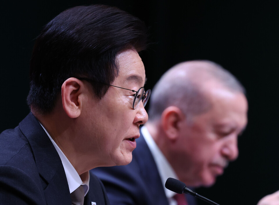 이재명 대통령이 24일(현지시간) 튀르키예 앙카라 대통령궁에서 레제프 타이이프 에르도안 대통령과 공동언론발표를 하고 있다. 사진=연합뉴스