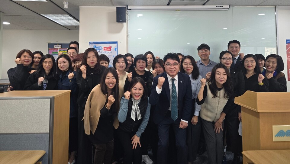 동양생명 센텀지점 관계자들이 기념촬영을 하고 있다. 사진=동양생명