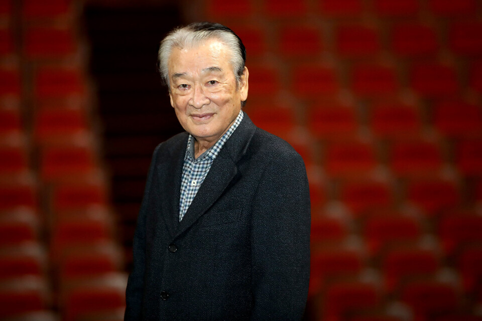 배우 이순재가 2021년 11월 서울 서초구 예술의전당 CJ토월극장에서 연극 ‘리어왕’ 인터뷰를 마치고 포즈를 취하고 있다. (2021.11.4) 사진=연합뉴스