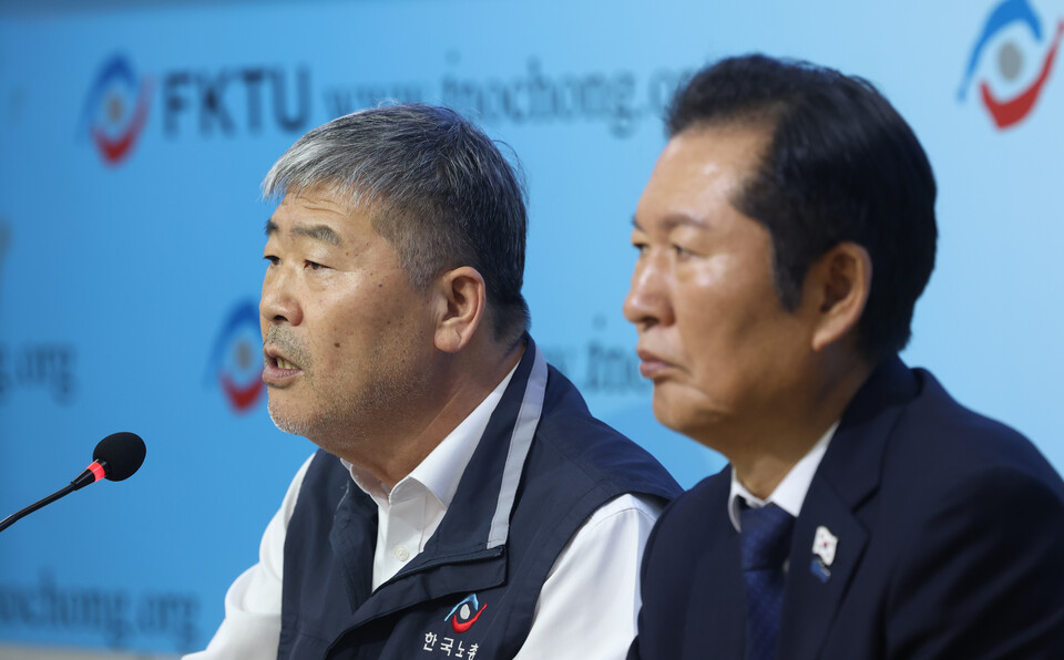 김동명 한국노총 위원장이 25일 서울 여의도 한국노총에서 열린 ‘한국노총-더불어민주당 2025년도 제2차 고위급정책협의회’에서 인사말을 하고 있다. 오른쪽은 더불어민주당 정청래 대표. 사진=연합뉴스