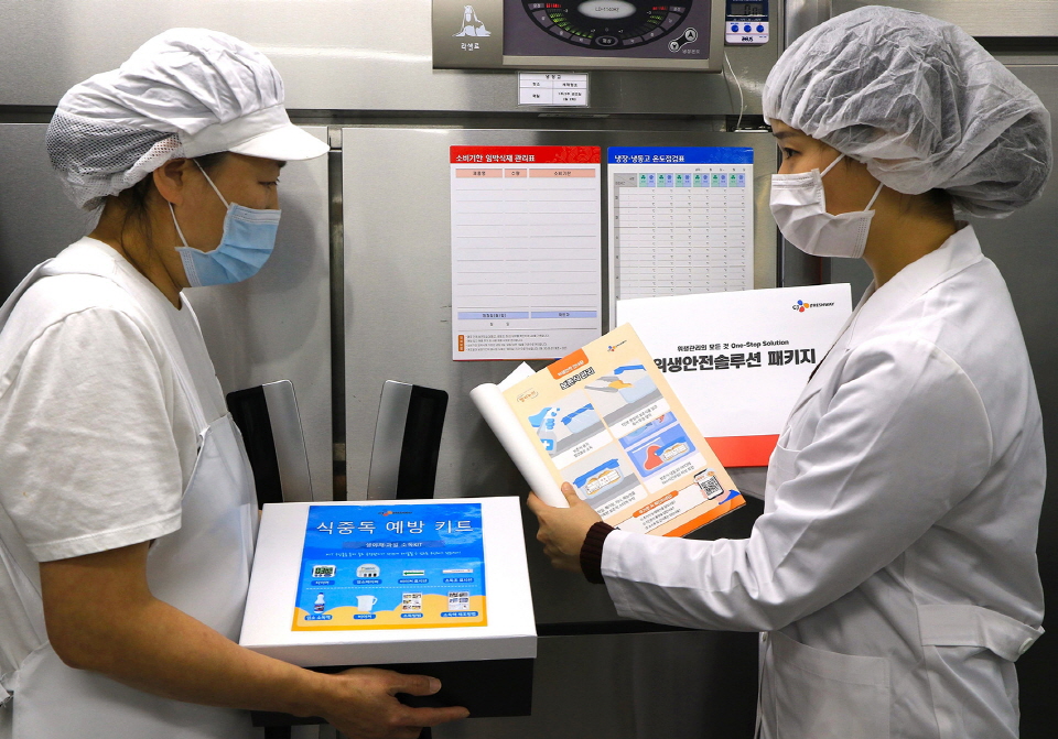 CJ프레시웨이 사회공헌 프로그램 '동행주방' - 아현실버복지관 급식 안전 솔루션. 사진=CJ프레시웨이