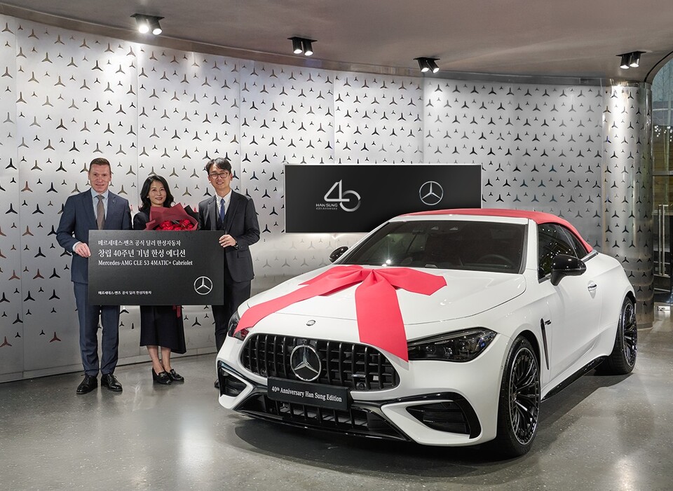 한성자동차 40주년 기념 '한성에디션' 차량 고객 인도식 (왼쪽부터) 마티아스 바이틀 메르세데스-벤츠 코리아 대표, 서계홍 고객, 김마르코 한성자동차 대표. 사진=한성자동차