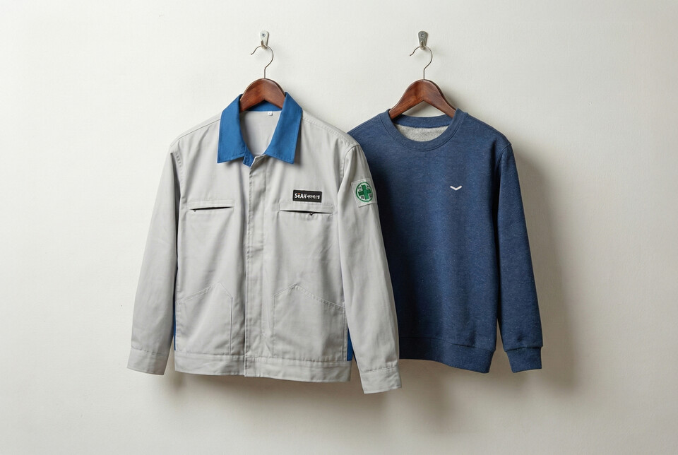 폐근무복 업사이클링 캠페인에 참여한 세아베스틸의 근무복과 업사이클링으로 탄생한 아동용 맨투맨. 사진=세아그룹