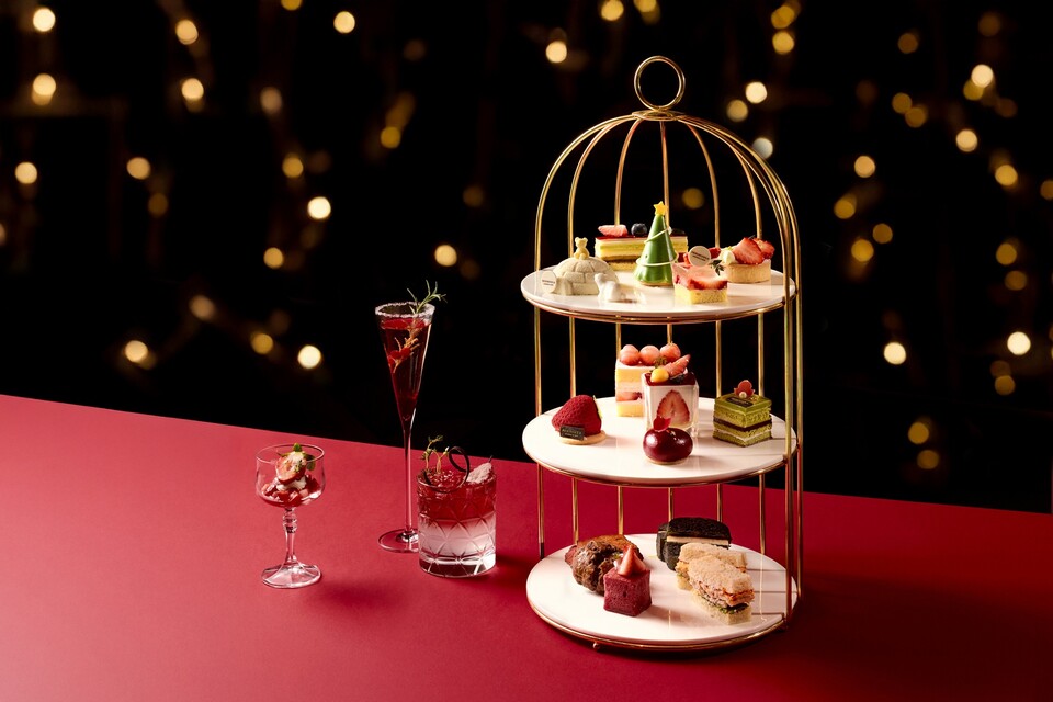 페닌슐라 라운지 앤 바 ‘2025 머스트 비 스트로베리’ 애프터눈 티 세트. 사진=롯데호텔