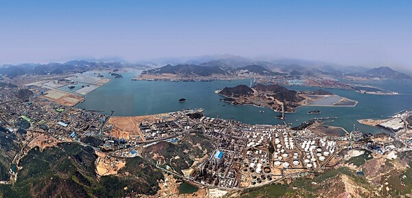 국내 화학산업의 대규모 구조조정이 현실화됐다. 롯데케미칼과 여천NCC의 통합이 공식화되면서 여수 지역 화학산업 재편이 본격화될 전망이다. 여수산단 전경. 사진=연합뉴스