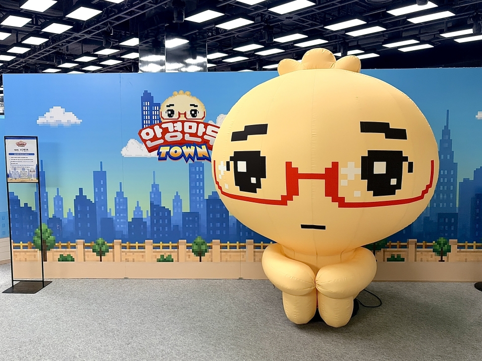 안경만두 타운 팝업 포토존 대형 마스코트