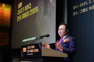 <b>윤홍근</b> BBQ <b>회장</b>, <b>빙상연맹 회장 재선</b> 도전…의사 표명서 제출