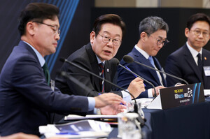 李 대통령, '배임죄 완화·<b>규제 개혁</b>' 주문..."지나치게 처벌 중심"